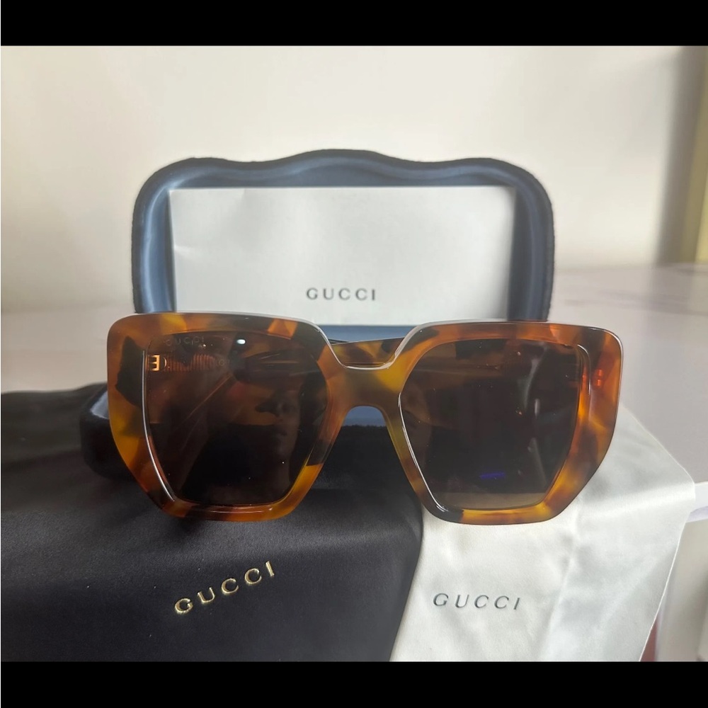 Gucci Oversized Square Tortoise Sunglasses – Gold GG Logo with Case